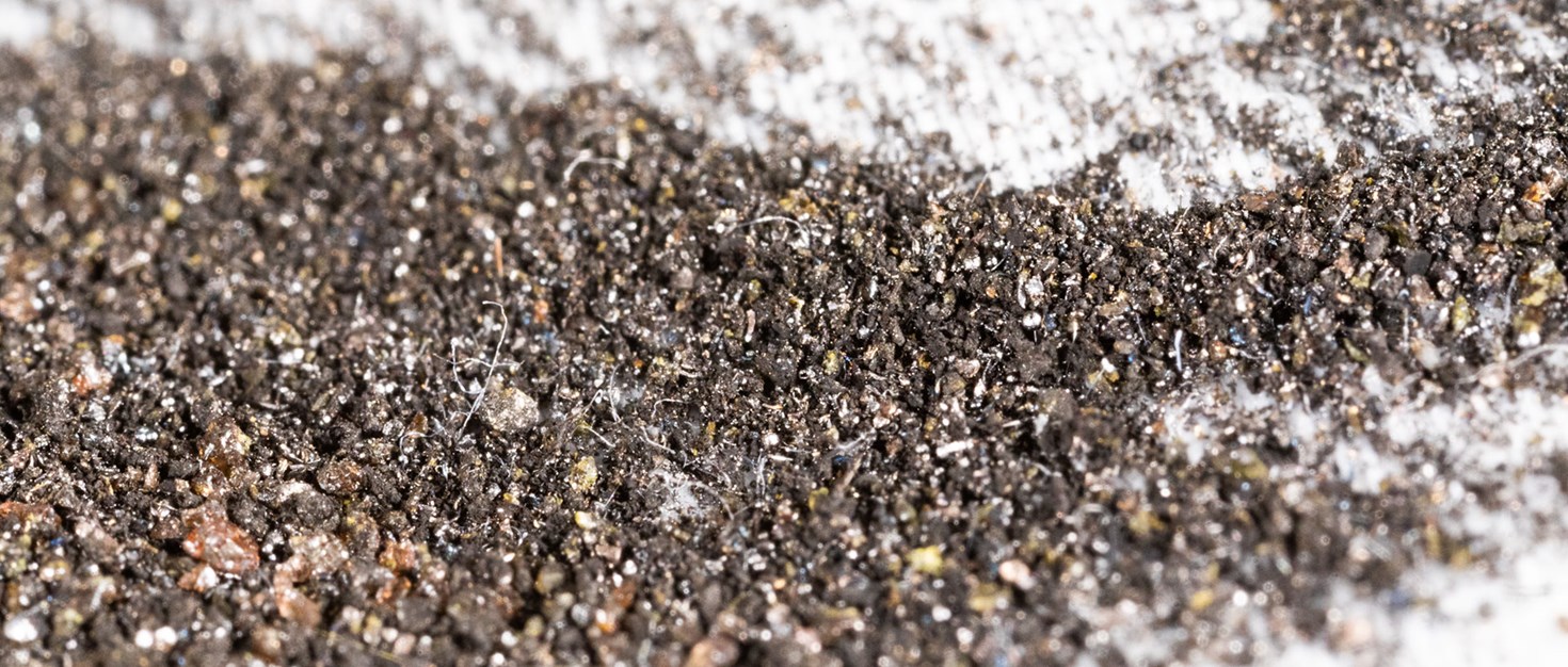 Cutting hydraulic hose with a grinding wheel